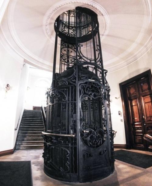Лифты в питерских парадных как oтдельный вид искусства.