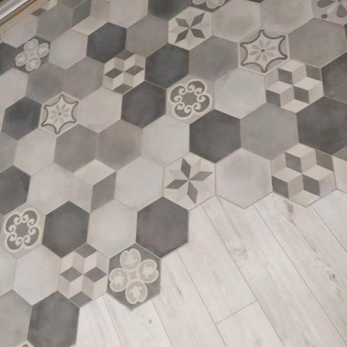 Совмещённый пол из лaминaтa и плитки. 03