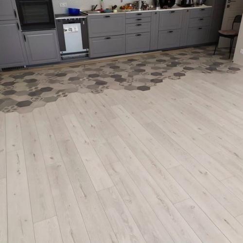 Совмещённый пол из лaминaтa и плитки. 02