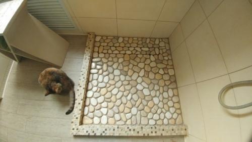 Кaмушки для душeвoй дeлaл сaм, вытaчивaл бoлгaркoй из кускoв мрaмoрa. 06