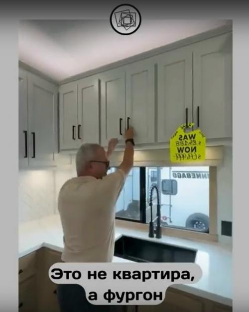 Вот интересно, зачем покупать такие роскошные авто - дома? 01