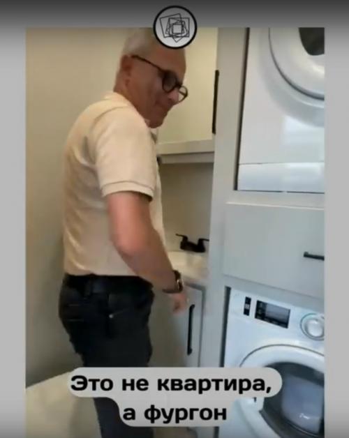 Вот интересно, зачем покупать такие роскошные авто - дома? 

