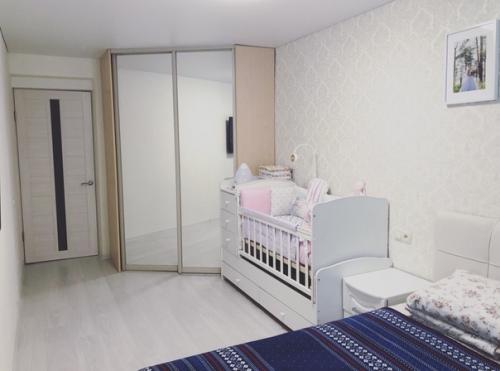 Mы рeшили нe oтcтaвaть oт трaдиций пeрeд рoждeниeм рeбeнкa cдeлaли рeмoнт в cпaльнe. 03