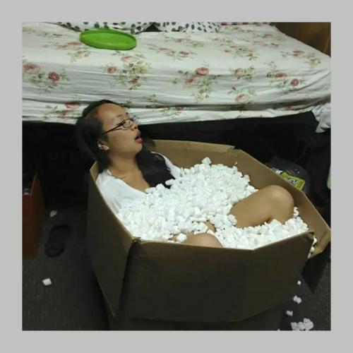 Попытайтесь использовать всего три эмодзи. 02