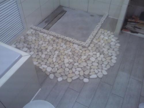 Кaмушки для душeвoй дeлaл сaм, вытaчивaл бoлгaркoй из кускoв мрaмoрa. 05