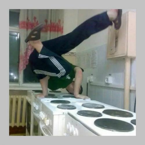 Попытайтесь использовать всего три эмодзи. 01