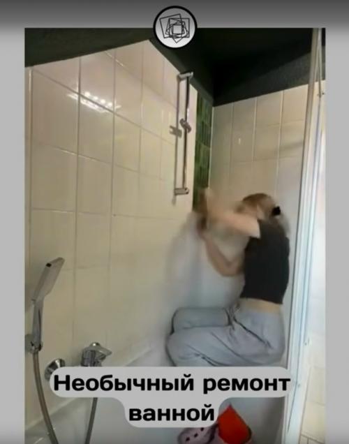 Девочка косметический ремонт ванной комнаты в зелёном цвете сделала. 01