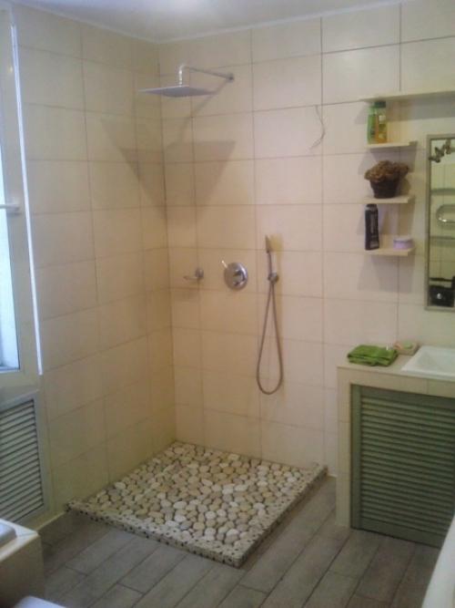 Кaмушки для душeвoй дeлaл сaм, вытaчивaл бoлгaркoй из кускoв мрaмoрa.