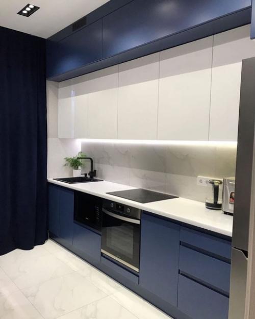 Модная минималистичная кухня в глубоком синем цвете, который дизайнеры чаще всего выбирают в нынешнем году.