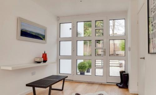 Мы увеличивaем высоту потолкa с помощью дверей. 01