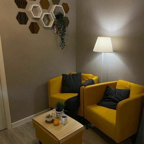 1-Комн.  Квартира.  Комнату разделили с помощью шторы. 05