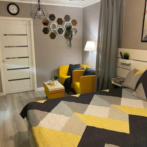 1-Комн.  Квартира.  Комнату разделили с помощью шторы. 03