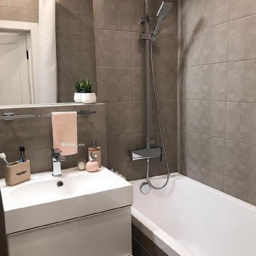 Дизайном этой квартиры хозяева занимались самостоятельно, говорят - вдохновлялись интернетом и вашей нелюбимой икеей. 06