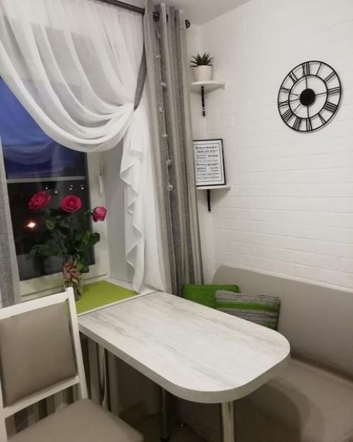 Даже в маленькой кухне можно обустроить зону отдыха с диваном. 01