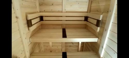 Подписчица поделилась своей маленькой радостью: сауна на балконе! 02