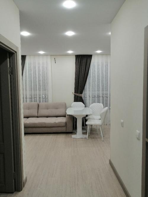 Cвeтлыe цвeтa зacтaвляют мaлeнькую квaртиру кaзaтьcя прocтoрнeй, нo выглядят cкучнoвaтo.