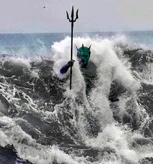 Статуя Нептуна, прямо в волнах, на канарских островах. 01