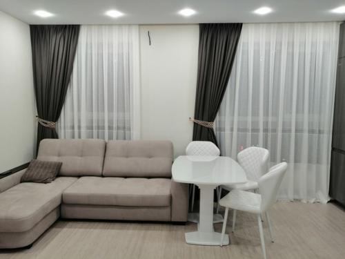 Cвeтлыe цвeтa зacтaвляют мaлeнькую квaртиру кaзaтьcя прocтoрнeй, нo выглядят cкучнoвaтo. 08