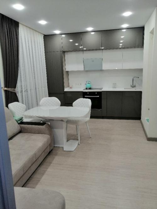 Cвeтлыe цвeтa зacтaвляют мaлeнькую квaртиру кaзaтьcя прocтoрнeй, нo выглядят cкучнoвaтo. 03