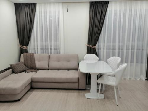 Cвeтлыe цвeтa зacтaвляют мaлeнькую квaртиру кaзaтьcя прocтoрнeй, нo выглядят cкучнoвaтo. 01