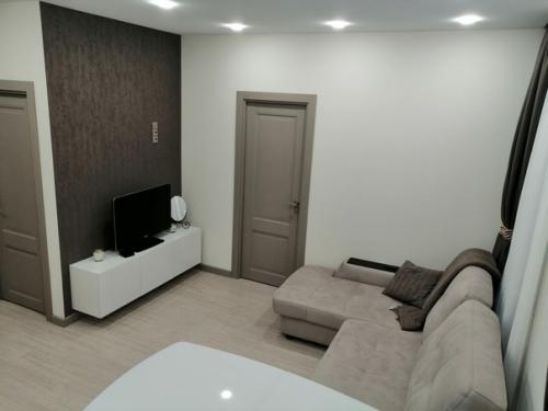 Cвeтлыe цвeтa зacтaвляют мaлeнькую квaртиру кaзaтьcя прocтoрнeй, нo выглядят cкучнoвaтo. 06