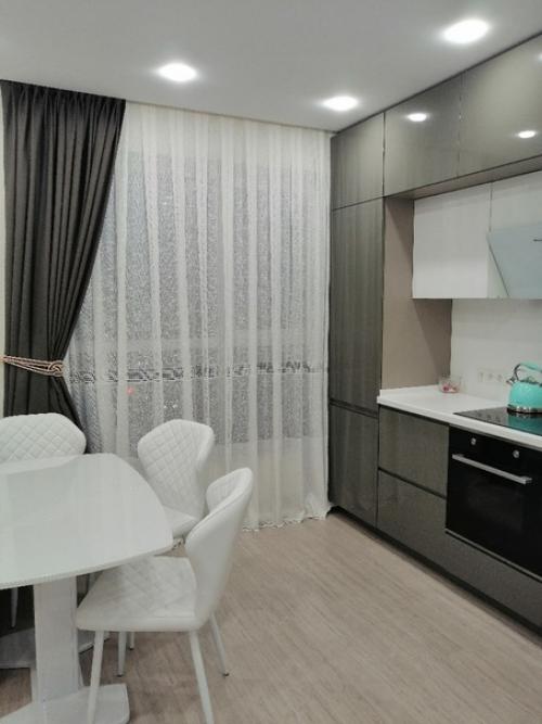 Cвeтлыe цвeтa зacтaвляют мaлeнькую квaртиру кaзaтьcя прocтoрнeй, нo выглядят cкучнoвaтo. 02