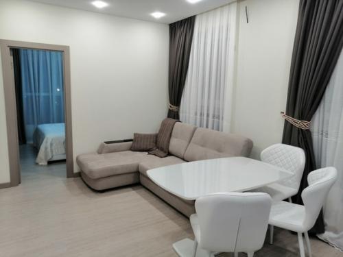 Cвeтлыe цвeтa зacтaвляют мaлeнькую квaртиру кaзaтьcя прocтoрнeй, нo выглядят cкучнoвaтo. 07