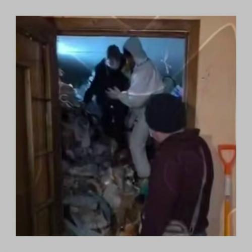 Жуткая история из Петербурга: в квартире нашли тело и выжившую женщину. 02