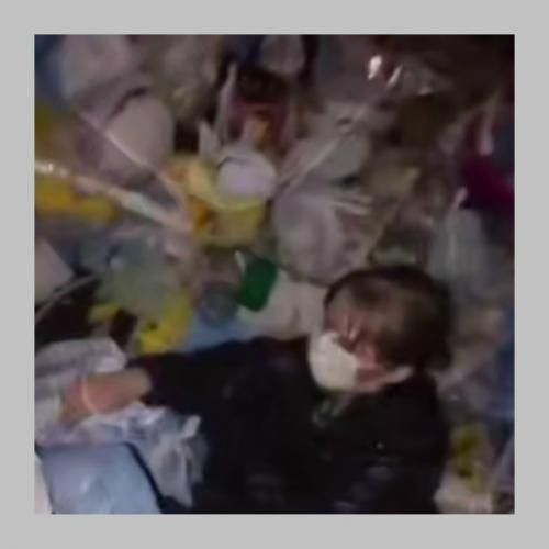 Жуткая история из Петербурга: в квартире нашли тело и выжившую женщину. 01