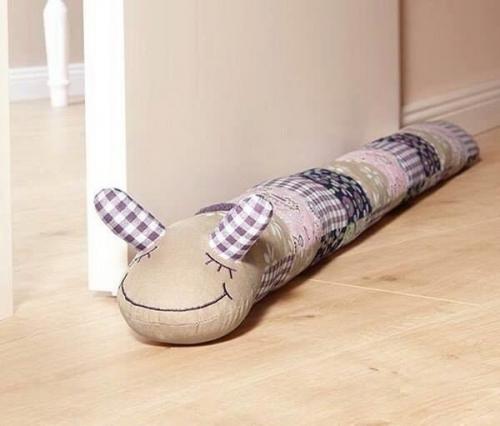 Подушки - валики - прекрасный способ обезопасить детскую от сквозняков. 03