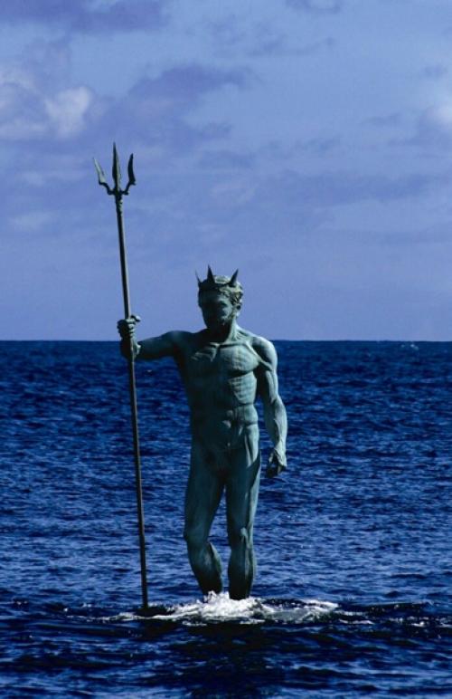 Четырёхметровый бронзовый Нептун выходит из волн, канарские острова. 02