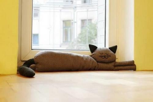 Подушки - валики - прекрасный способ обезопасить детскую от сквозняков. 05