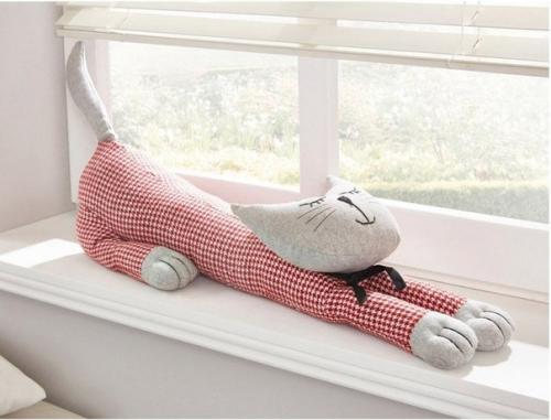 Подушки - валики - прекрасный способ обезопасить детскую от сквозняков. 01