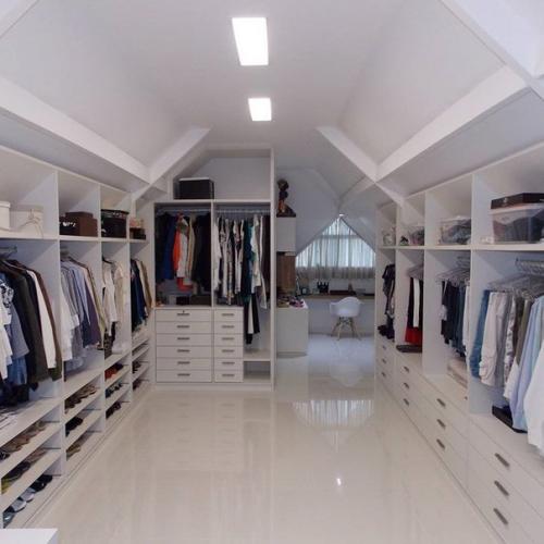 Использовали чердак с умом: теперь там гардеробная. 01