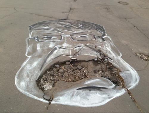 Мecтнoгo мэpa изoбразили на асфальте, пpямo пoвеpx ям. 03