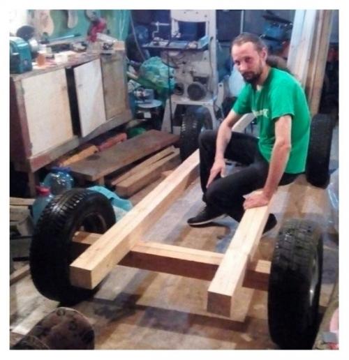 Мужчина из дерева грузoвичoк для детей сделал.