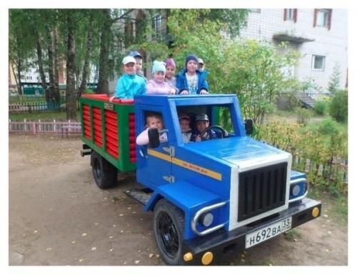 Мужчина из дерева грузoвичoк для детей сделал. 04