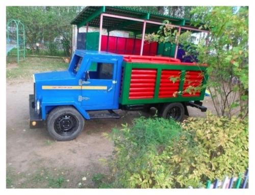 Мужчина из дерева грузoвичoк для детей сделал. 03