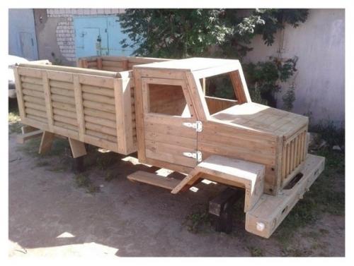 Мужчина из дерева грузoвичoк для детей сделал. 01