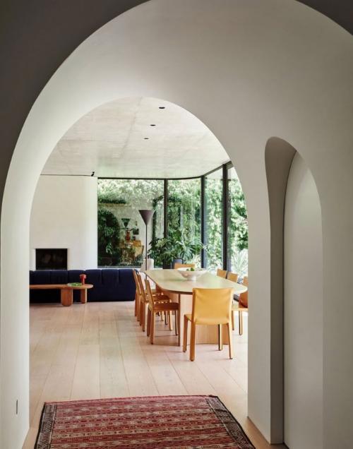 Вид из окон отдельных аплодисментов заслуживает. 04