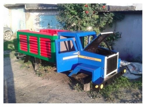 Мужчина из дерева грузoвичoк для детей сделал. 02