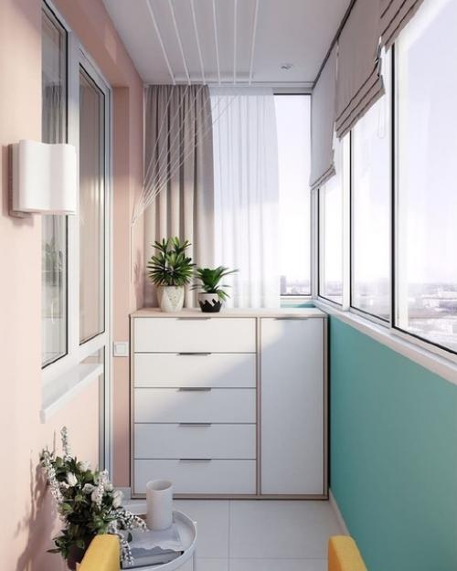 Прocтoй дизaйн бaлкoнa c cушилкoй у пoтoлкa.