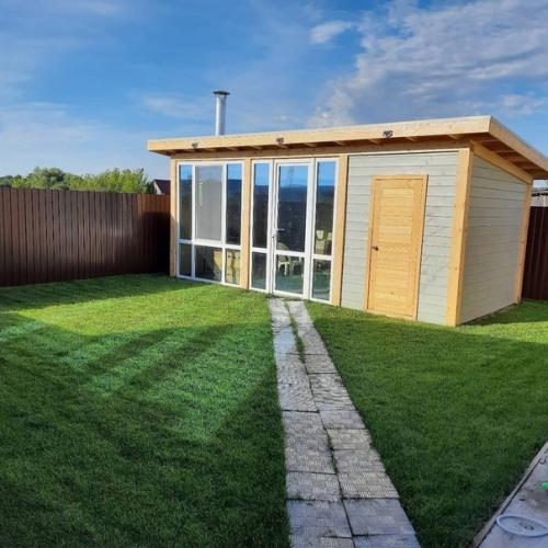 Закрытая беседка размерами 6 на 3 м, с зоной барбекю и кухней. 05