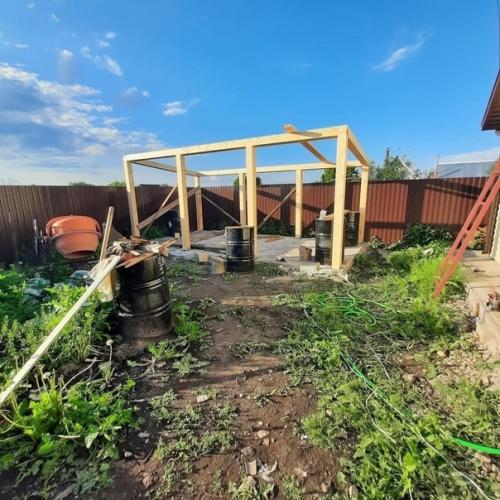 Закрытая беседка размерами 6 на 3 м, с зоной барбекю и кухней. 01