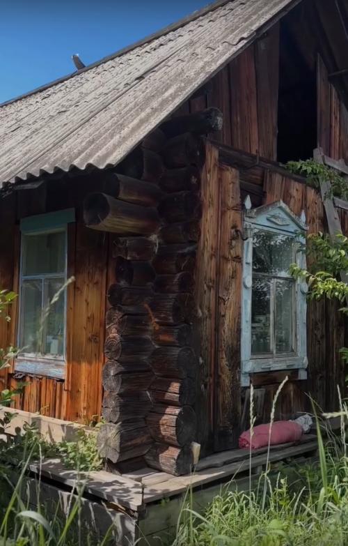 Девушка бросила всё и уехала реставрировать дом мамы на Алтае.

