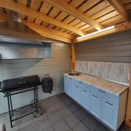 Закрытая беседка размерами 6 на 3 м, с зоной барбекю и кухней. 06