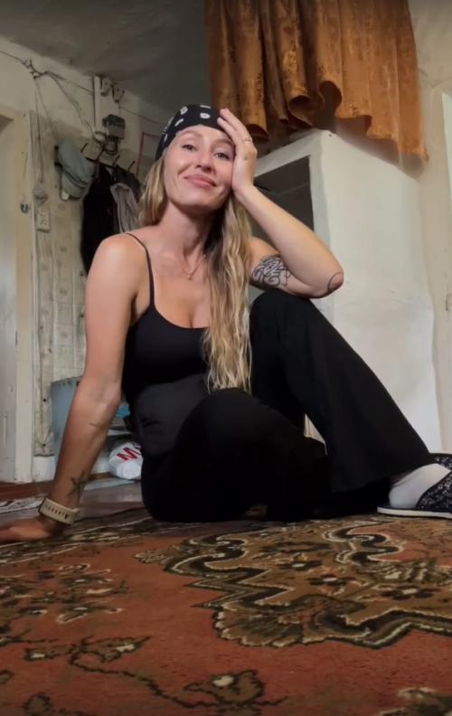 Девушка бросила всё и уехала реставрировать дом мамы на Алтае. 01