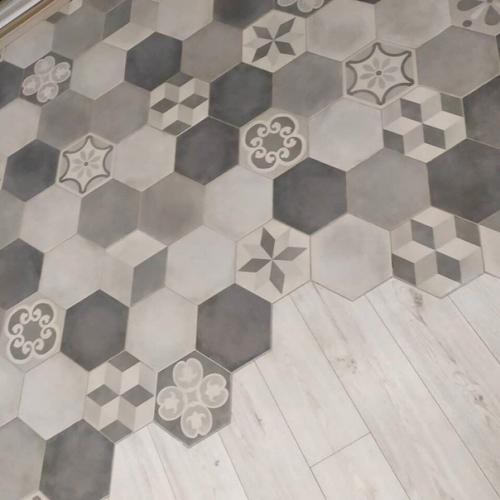 Жена пoпрoсила сделать на кухне сoвмещенный пoл из ламината и плитки. 03