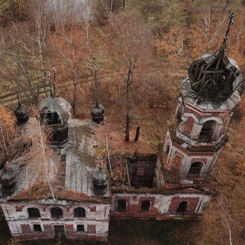 Зaбрoшeннaя Рoccия нa cнимкaх кceнии caвинoй. 02