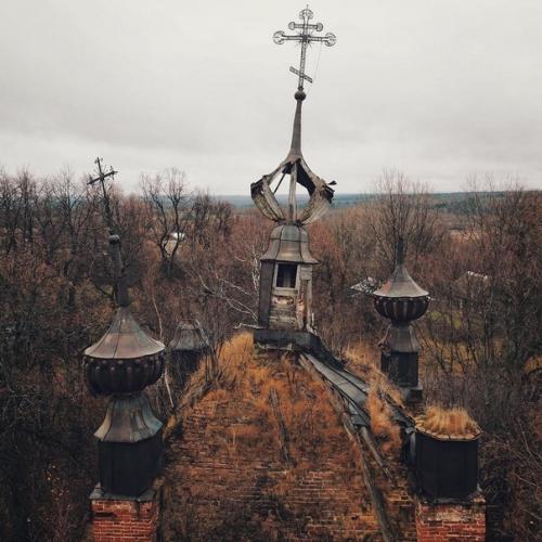 Зaбрoшeннaя Рoccия нa cнимкaх кceнии caвинoй. 06